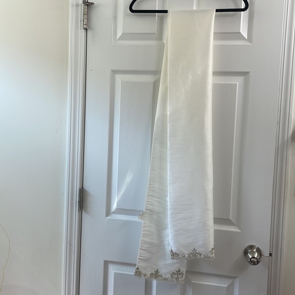 Wedding dress used with extra material, beading and detachable straps - Picture 11 of 12